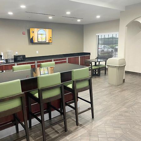 Super 8 By Wyndham San Antonio/Alamodome Area Hotel Bagian luar foto