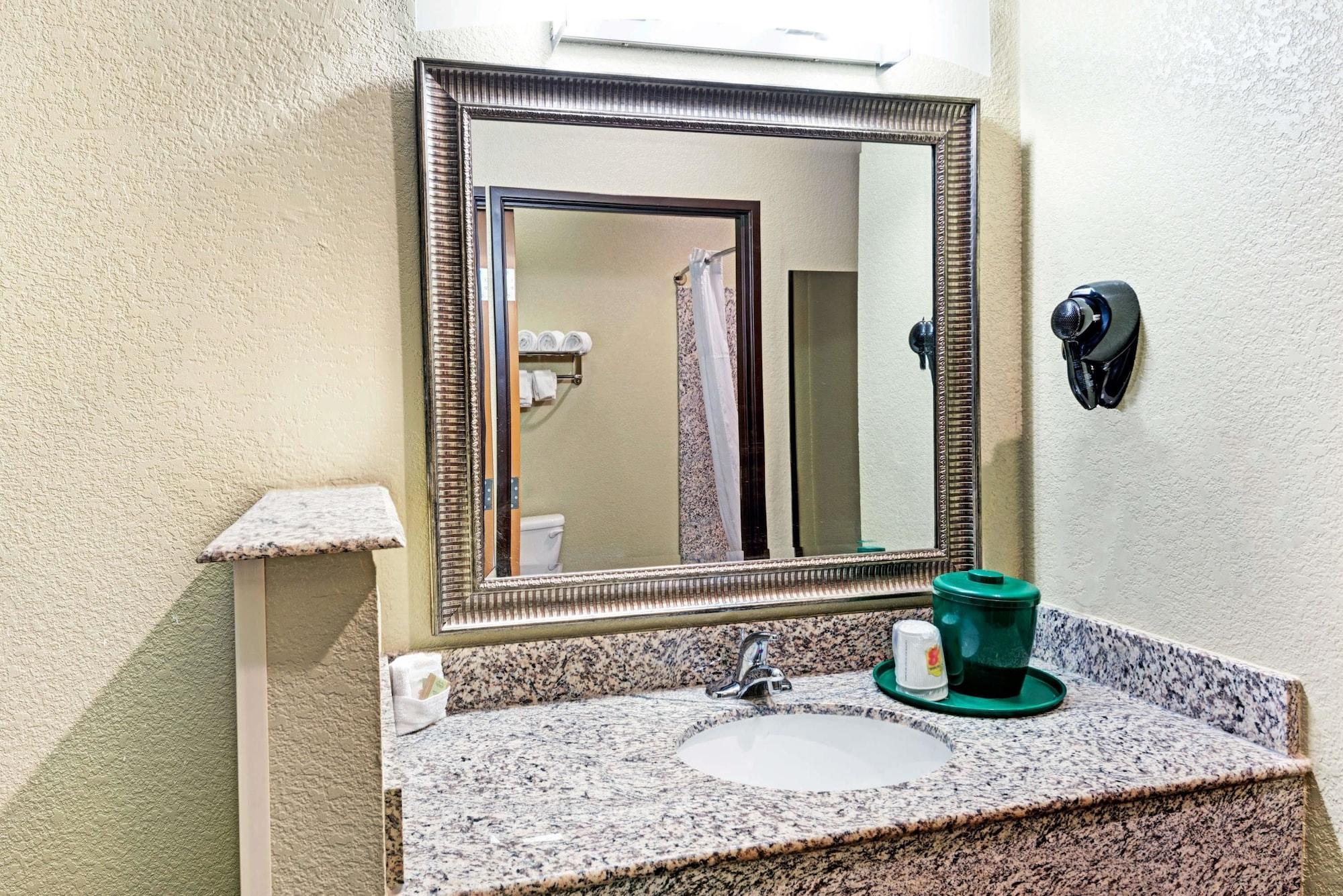 Super 8 By Wyndham San Antonio/Alamodome Area Hotel Bagian luar foto