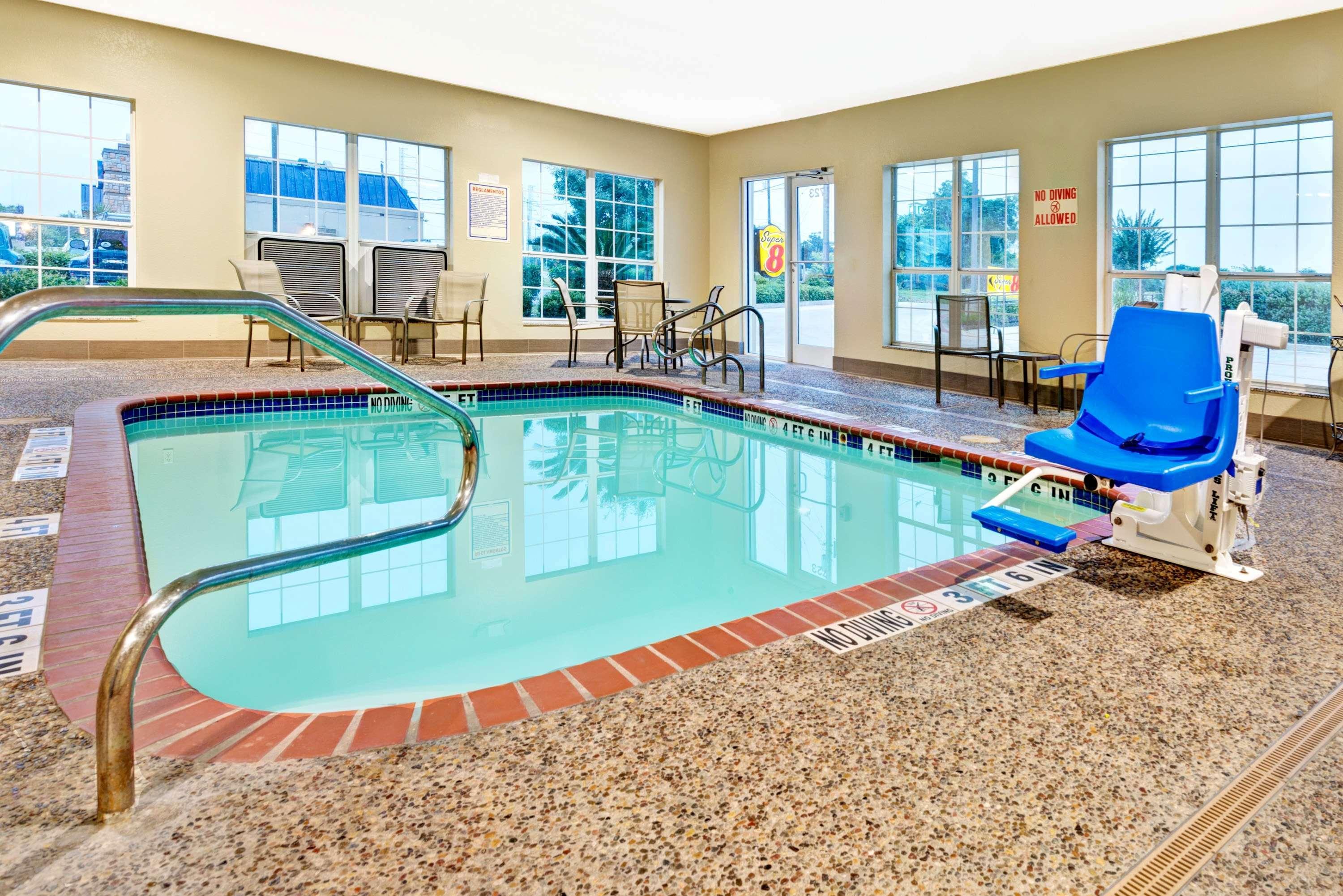 Super 8 By Wyndham San Antonio/Alamodome Area Hotel Bagian luar foto