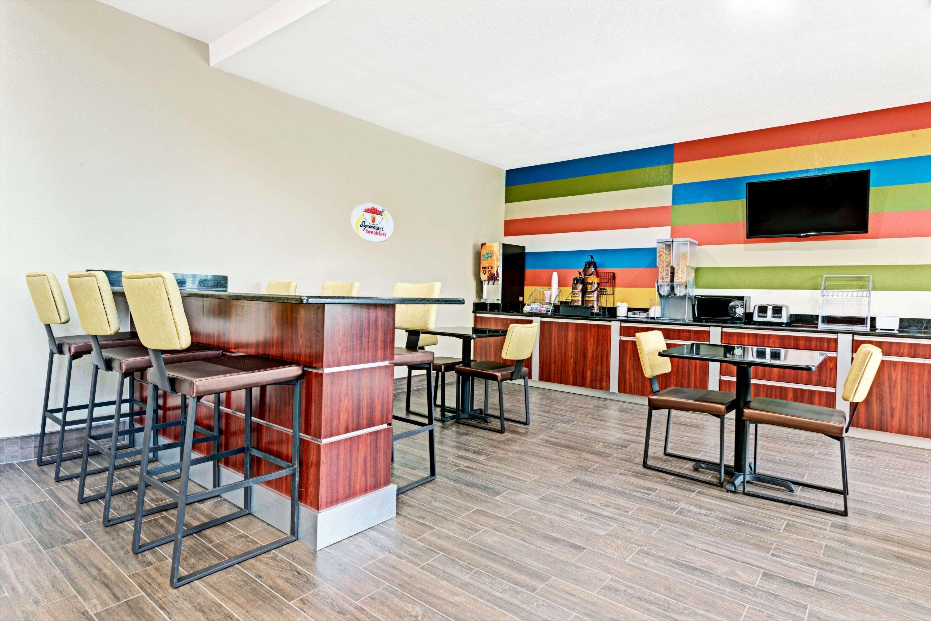 Super 8 By Wyndham San Antonio/Alamodome Area Hotel Bagian luar foto