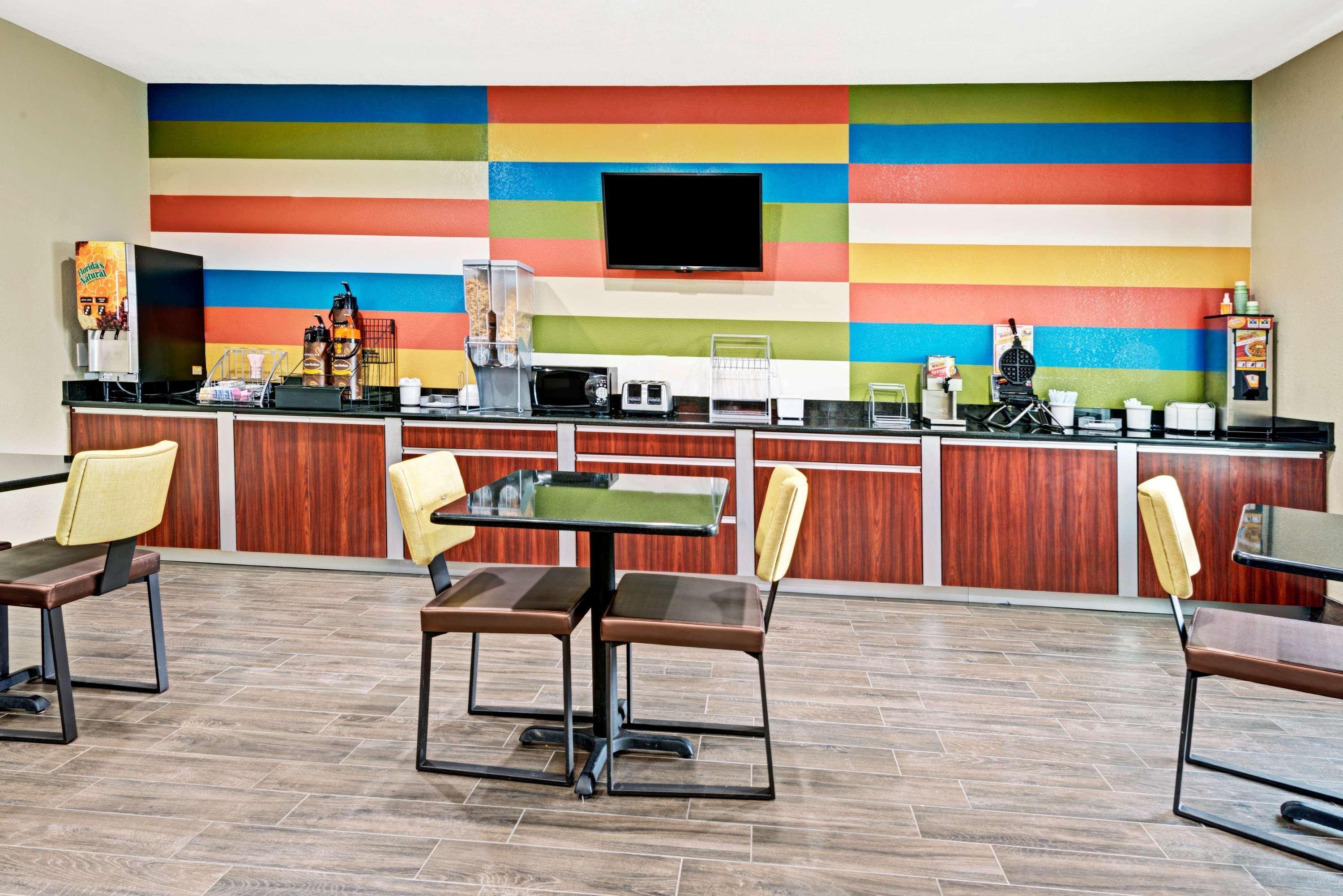 Super 8 By Wyndham San Antonio/Alamodome Area Hotel Bagian luar foto