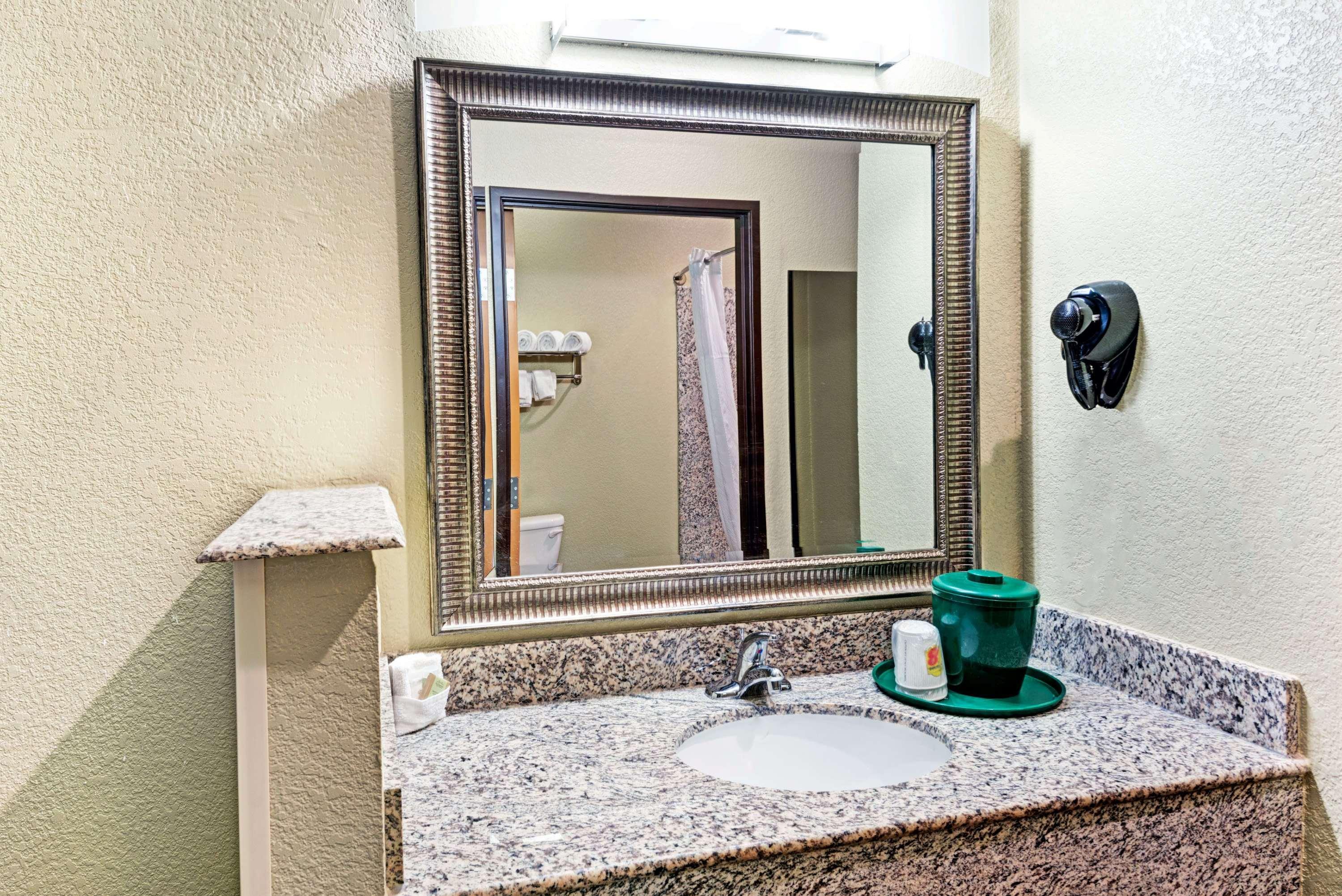 Super 8 By Wyndham San Antonio/Alamodome Area Hotel Bagian luar foto