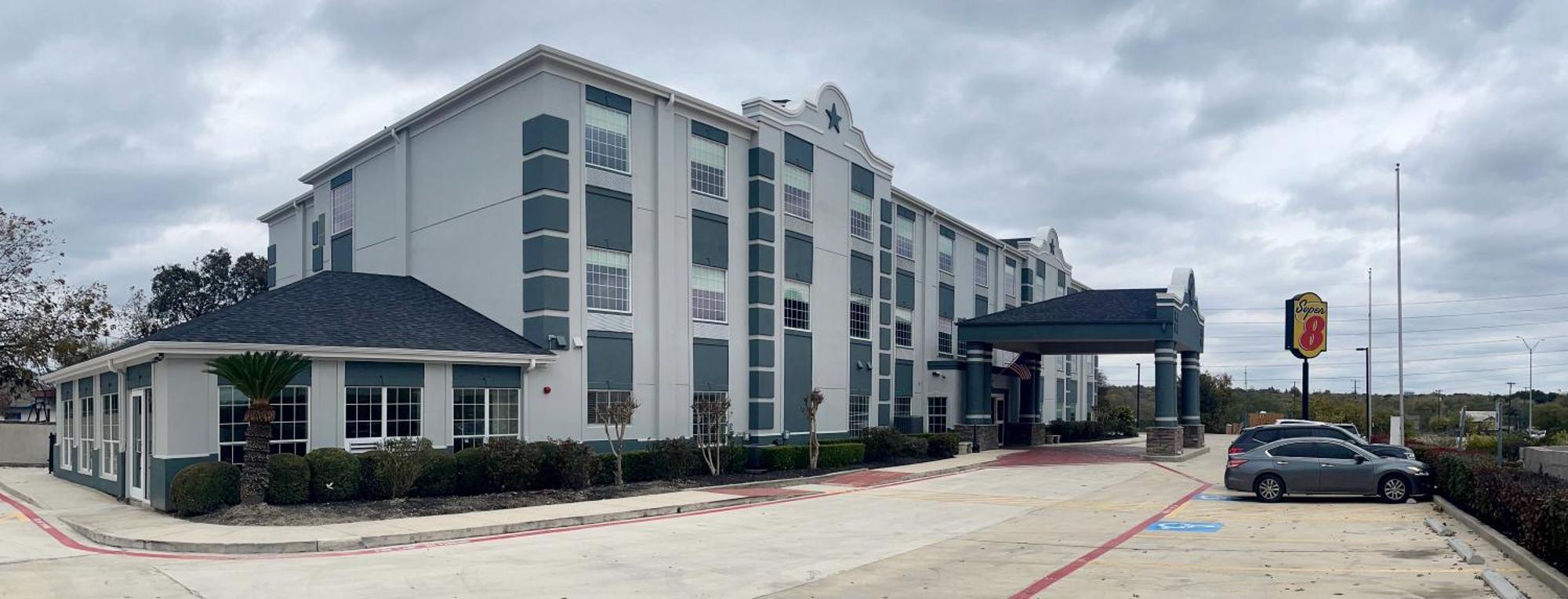Super 8 By Wyndham San Antonio/Alamodome Area Hotel Bagian luar foto
