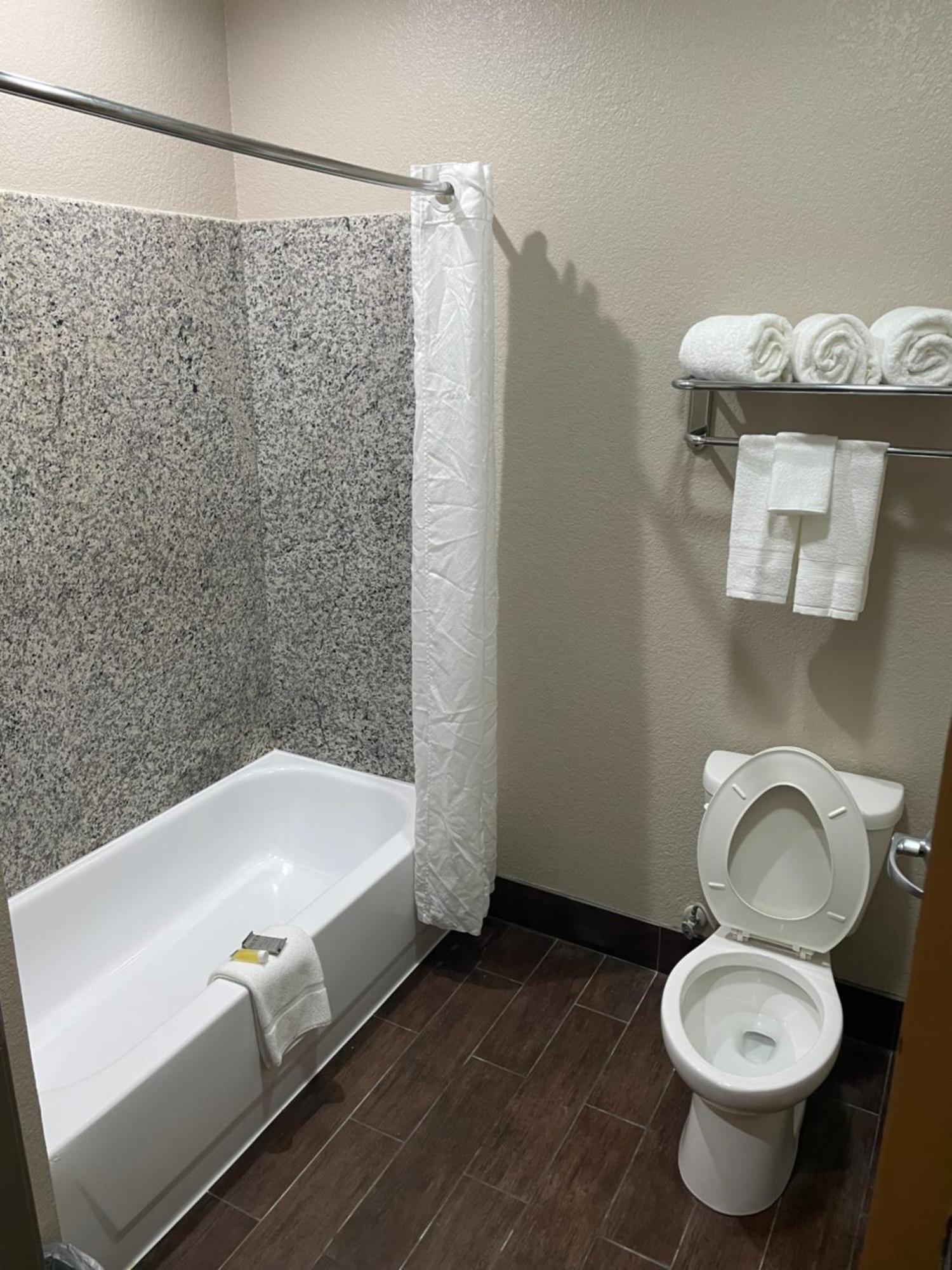 Super 8 By Wyndham San Antonio/Alamodome Area Hotel Bagian luar foto