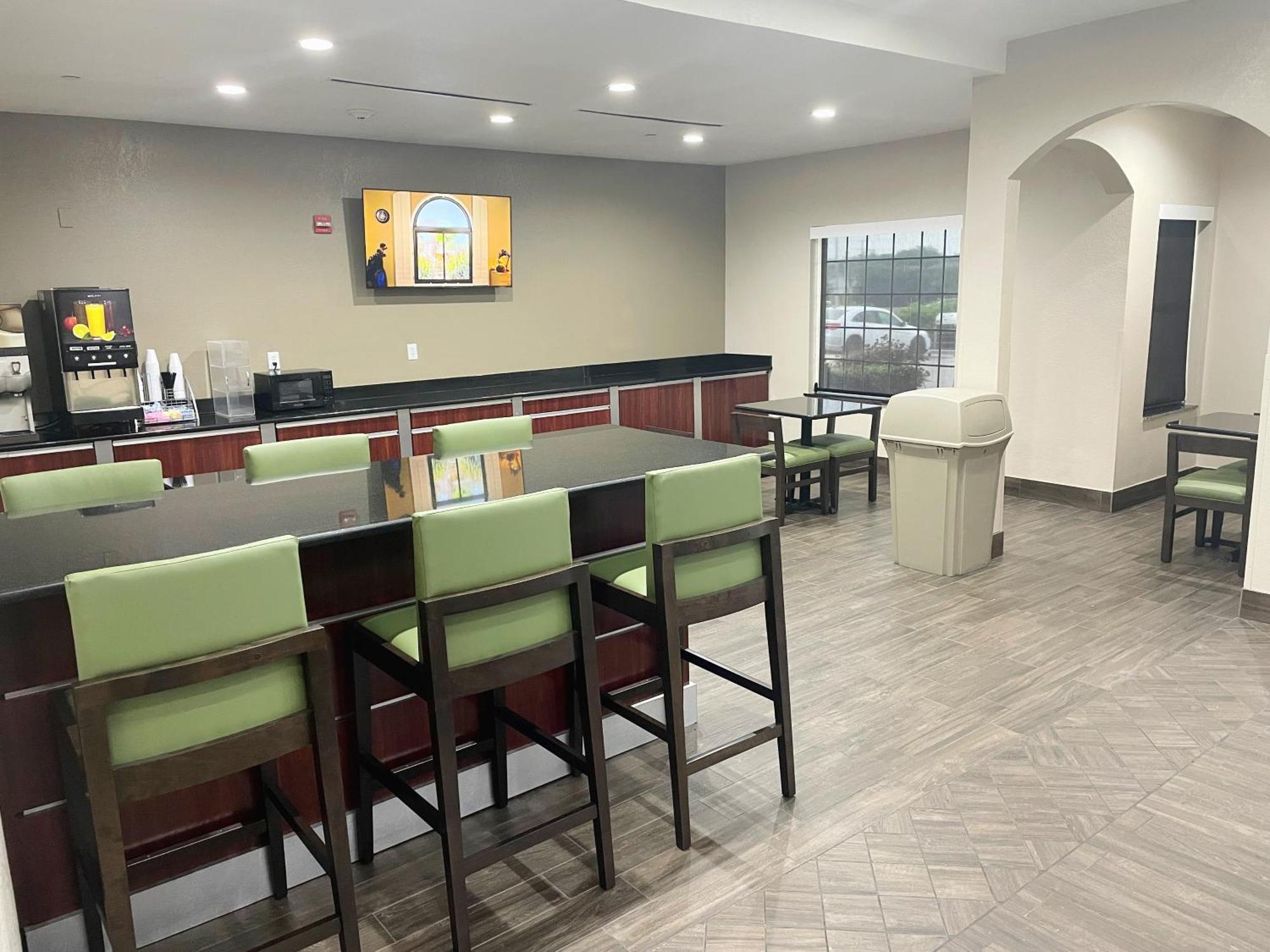 Super 8 By Wyndham San Antonio/Alamodome Area Hotel Bagian luar foto